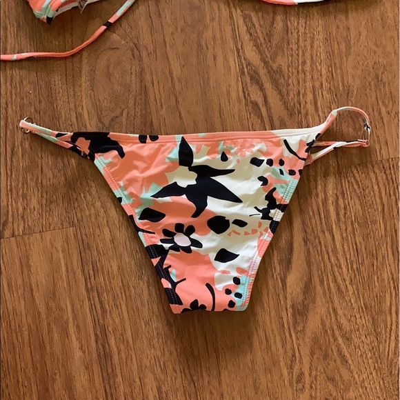 DVF Loves Roxy Bikini Set - Picture 4 of 6